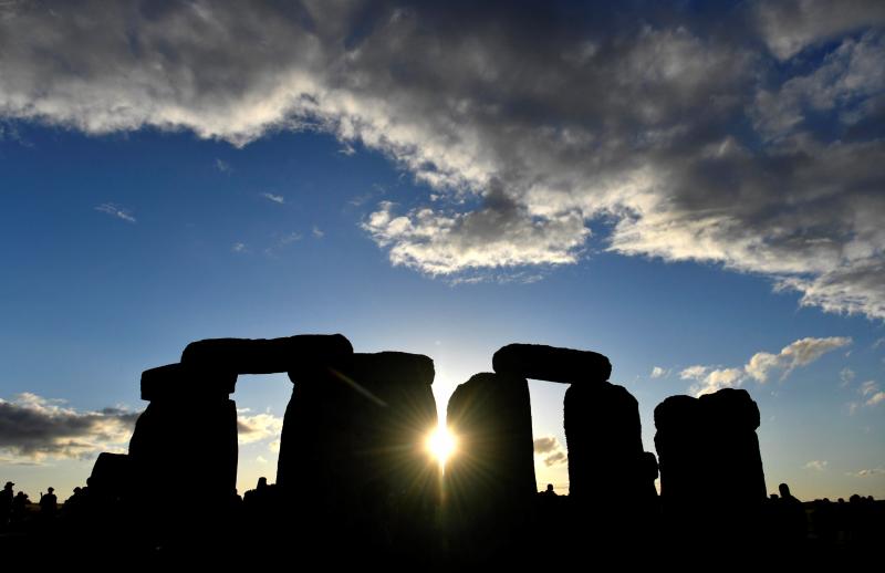 Centenares de personas de distintas partes del mundo han recibido el verano en Stonehenge, un asentamiento neolítico rodeado de misticismo.