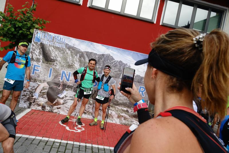 Más de 1.500 deportistas de España y diferentes países de Europa y América se han dado cita en el Trail Picos de Europa, una competición que pone a prueba todas las capacidades de los participantes. El ultra trail, la de mayor longitud, supone un recorrido de 70 kilómetros y 5.300 metros de desnivel positivo.
