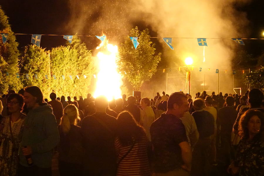 Arriondas ya ha arrancado con uno de los días más especiales del año. Las llamas de la hoguera alumbraron la noche ante la mirada de los presentes. 