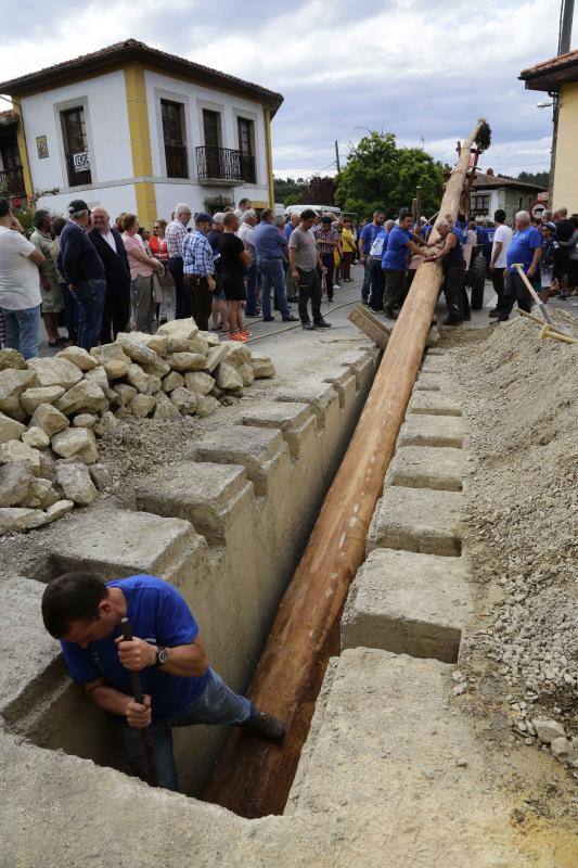 Los vecinos del Balmori han salido a las calles para colaborar en la preparación de la hora de San Juan.