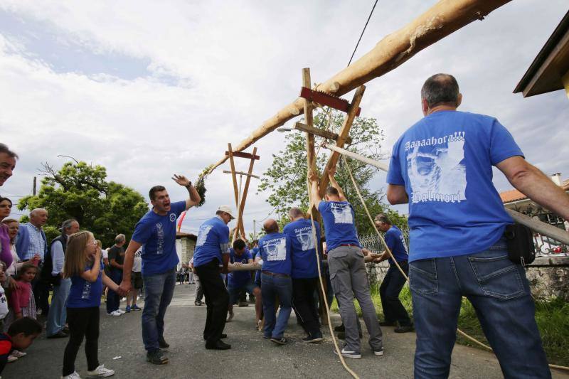 Los vecinos del Balmori han salido a las calles para colaborar en la preparación de la hora de San Juan.