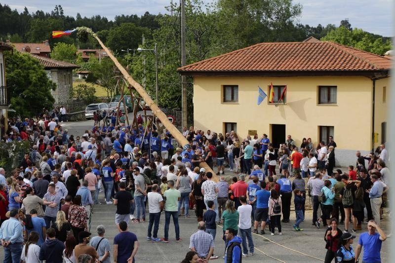 Los vecinos del Balmori han salido a las calles para colaborar en la preparación de la hora de San Juan.