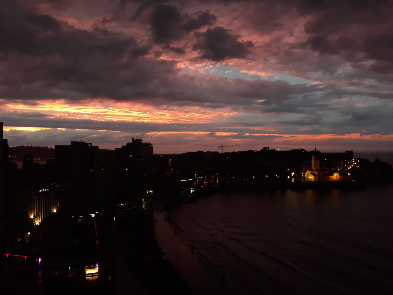 Gijón luce espectacular antes de la llegada de la noche de San Juan.