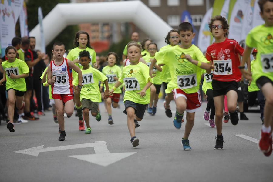 Decenas de corredores de todas las edades han participado en la III Carrera Solidaria La Serena disputada en el barrio gijonés de El Llano. Entre ellos, el exsportinguista Jony. La recaudación de este año se destinará a apoyar a la Asociación de Enfermos de Crohn y Colitis Ulcerosa del Principado de Asturias.