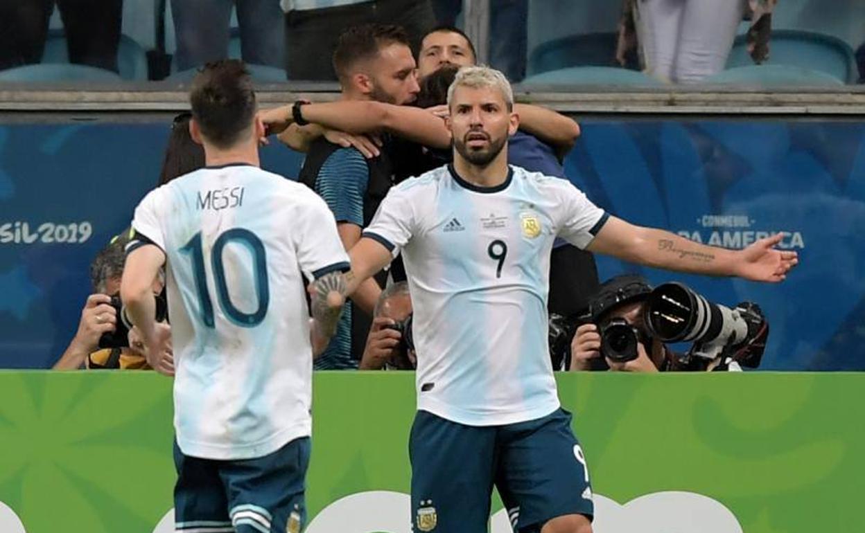 Messi y Agüero, celebrando el 0-2.