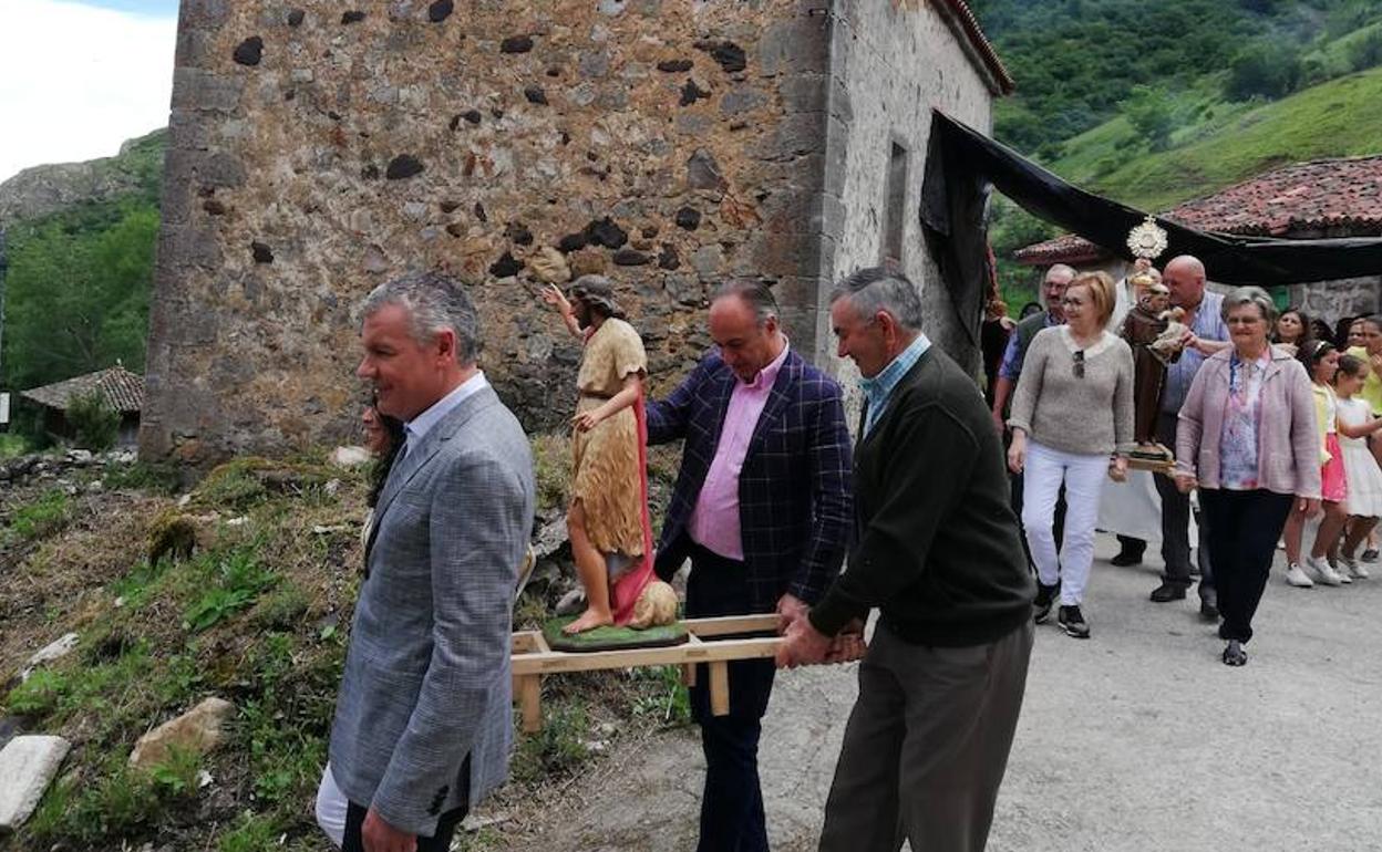 Belarmino Feito (primero por la izquierda), durante la procesión de San Juan en Perlunes.