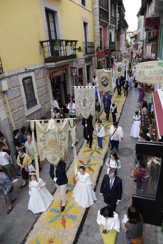 Despliegue de color y creatividad en las fiestas del Corpus de Llanes. Un año más, los vecinos han diseñado las afamadas alfombras florales sobre las que han procesionado los niños y niñas que hoy han celebrado su Primera Comunión. 