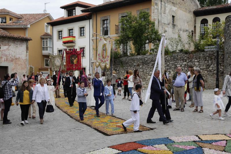 Despliegue de color y creatividad en las fiestas del Corpus de Llanes. Un año más, los vecinos han diseñado las afamadas alfombras florales sobre las que han procesionado los niños y niñas que hoy han celebrado su Primera Comunión. 