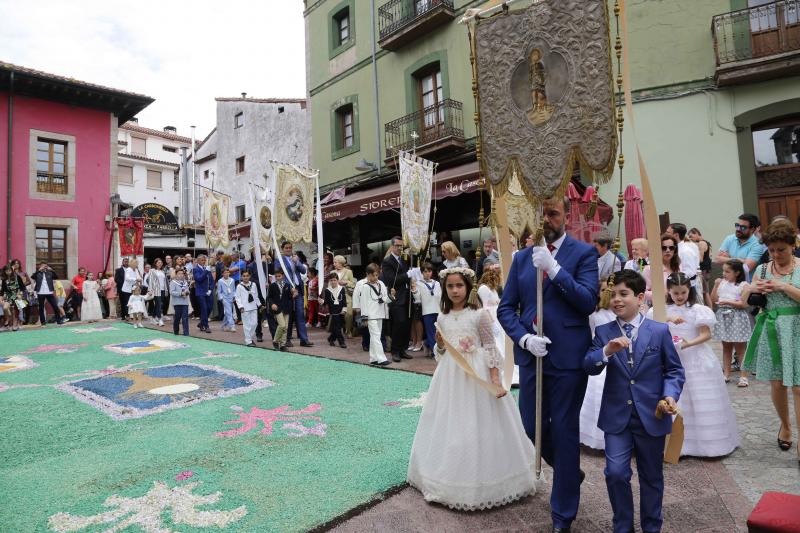 Despliegue de color y creatividad en las fiestas del Corpus de Llanes. Un año más, los vecinos han diseñado las afamadas alfombras florales sobre las que han procesionado los niños y niñas que hoy han celebrado su Primera Comunión. 