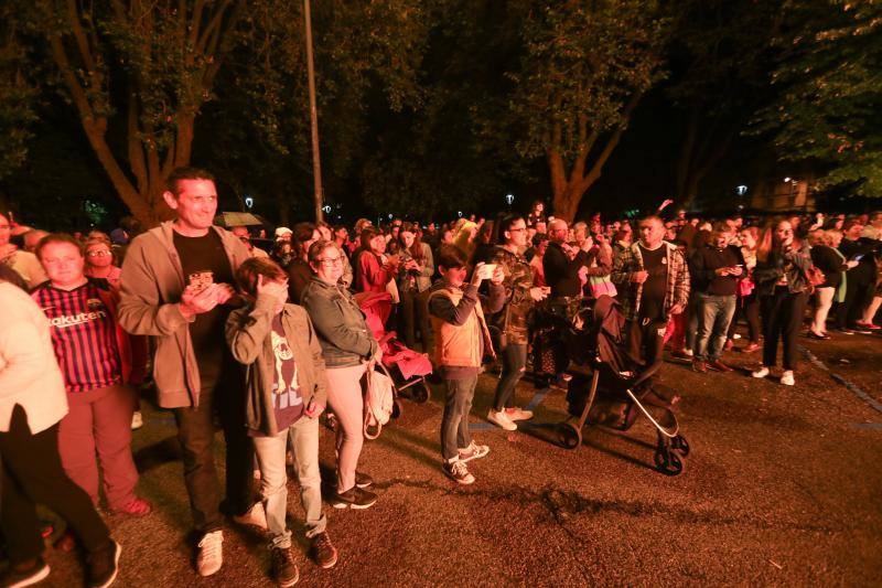 A pesar de que la lluvia condicionó el programa previsto para la jornada del domingo, el acto central de San Juan se pudo llevar a cabo con el encendido de la hoguera.