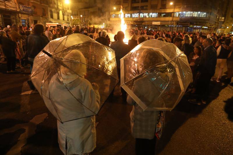 A pesar de que la lluvia condicionó el programa previsto para la jornada del domingo, el acto central de San Juan se pudo llevar a cabo con el encendido de la hoguera.