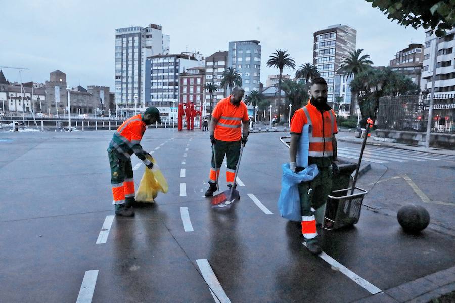Tras la celebración de la hoguera, el dispositivo especial de limpieza puesto por el Ayuntamiento funcionó a la perfección para devolver a la playa un estado óptimo de uso tras la noche de San Juan 