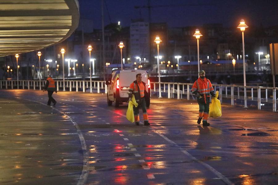 Tras la celebración de la hoguera, el dispositivo especial de limpieza puesto por el Ayuntamiento funcionó a la perfección para devolver a la playa un estado óptimo de uso tras la noche de San Juan 