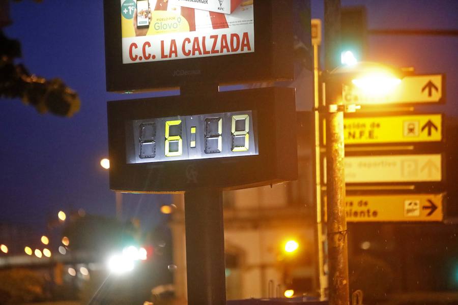 Tras la celebración de la hoguera, el dispositivo especial de limpieza puesto por el Ayuntamiento funcionó a la perfección para devolver a la playa un estado óptimo de uso tras la noche de San Juan 