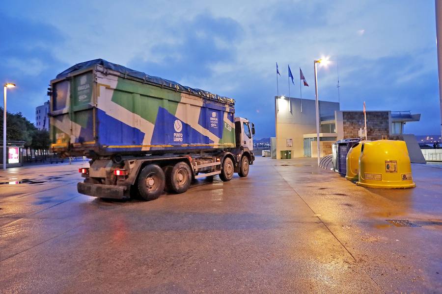 Tras la celebración de la hoguera, el dispositivo especial de limpieza puesto por el Ayuntamiento funcionó a la perfección para devolver a la playa un estado óptimo de uso tras la noche de San Juan 