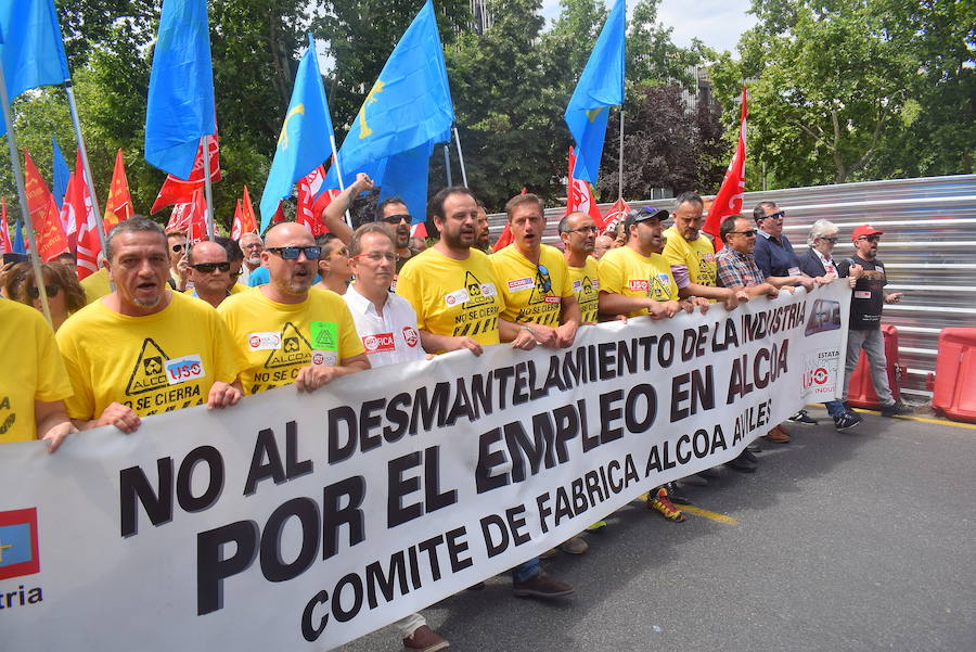 Los trabajadores de Alcoa de la factoría de Avilés llegan a las puertas del Ministerio de Industria para hacer llegar sus demandas al Gobierno. El secretario de Estado de Industria ha recibido al comité