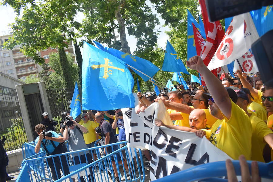 Los trabajadores de Alcoa de la factoría de Avilés llegan a las puertas del Ministerio de Industria para hacer llegar sus demandas al Gobierno. El secretario de Estado de Industria ha recibido al comité