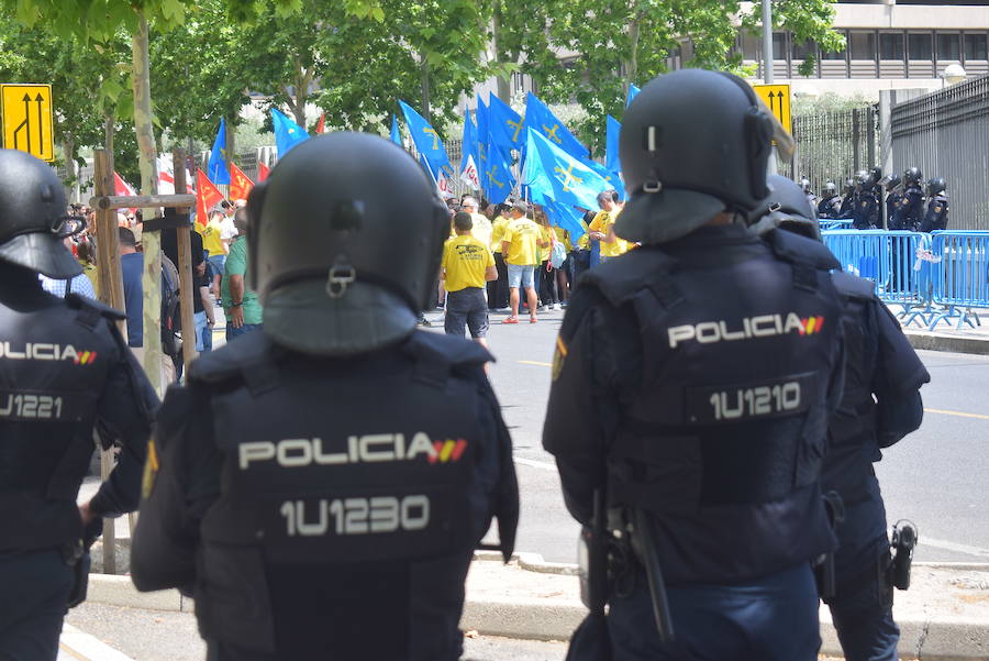 Los trabajadores de Alcoa de la factoría de Avilés llegan a las puertas del Ministerio de Industria para hacer llegar sus demandas al Gobierno. El secretario de Estado de Industria ha recibido al comité