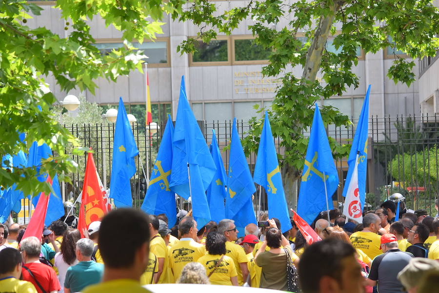 Los trabajadores de Alcoa de la factoría de Avilés llegan a las puertas del Ministerio de Industria para hacer llegar sus demandas al Gobierno. El secretario de Estado de Industria ha recibido al comité