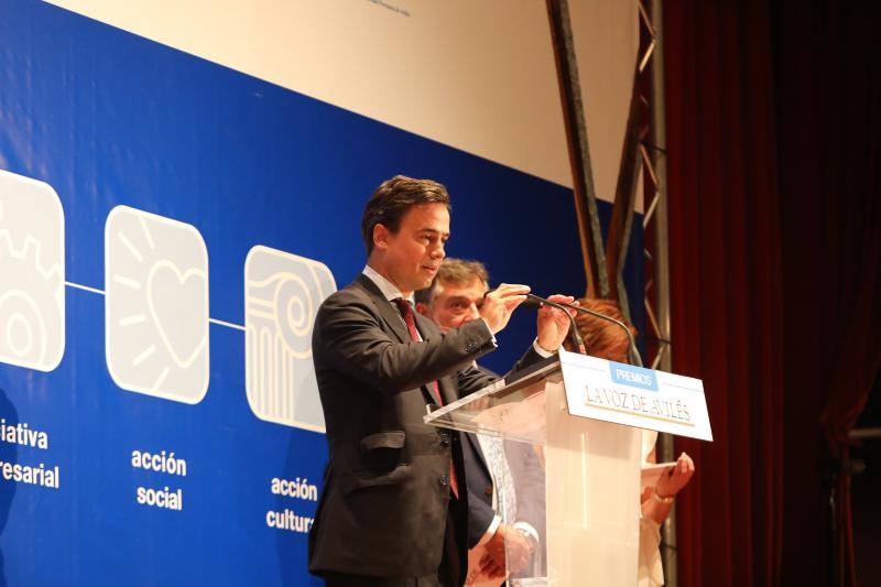 Los Premios de la Voz de Avilés distinguieron en su XVI edición al Grupo Baldajos, la atleta local Alba García, la Escuela de Artes y Oficios y a la Fundación Secretariado General Gitano. En el acto estuvieron presentes la alcaldesa de la ciudad, Mariví Monteserín, y el consejero de Infraestructuras, Benigno Fernández Fano.