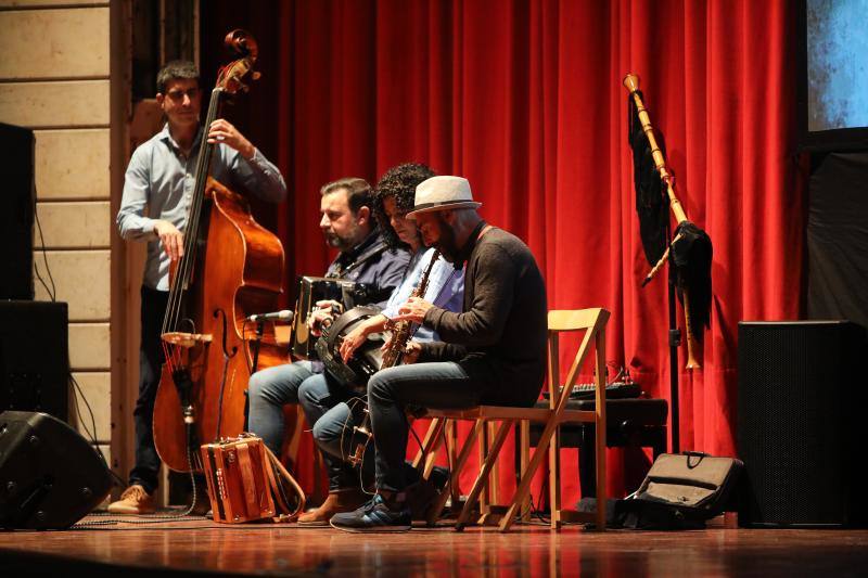 Los Premios de la Voz de Avilés distinguieron en su XVI edición al Grupo Baldajos, la atleta local Alba García, la Escuela de Artes y Oficios y a la Fundación Secretariado General Gitano. En el acto estuvieron presentes la alcaldesa de la ciudad, Mariví Monteserín, y el consejero de Infraestructuras, Benigno Fernández Fano.