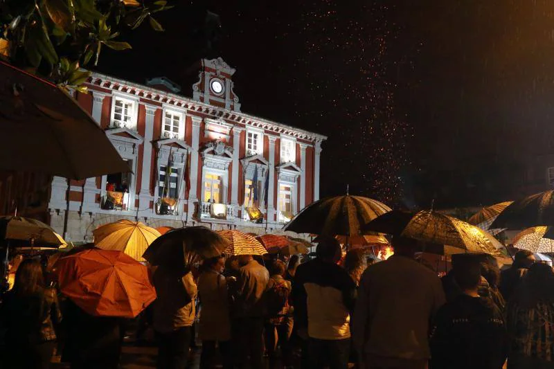 Mieres se ha sumado a la celebración de la entrada del verano. La foguera de San Xuan ardió ante la mirada de aquellos que no se dejaron asustar por las lluvias. 