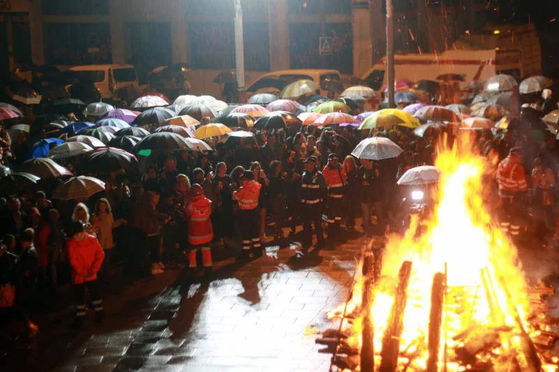 Mieres se ha sumado a la celebración de la entrada del verano. La foguera de San Xuan ardió ante la mirada de aquellos que no se dejaron asustar por las lluvias. 