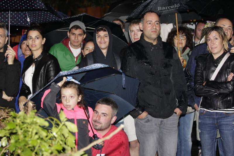 La capital asturiana tampoco se dejó vencer por las lluvias y disfrutó de la noche más mágica del año. 