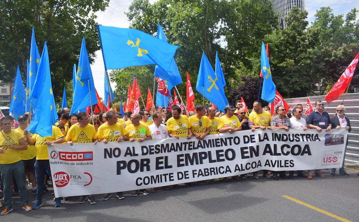 Trabajadores de Alcoa, durante la manifestación en Madrid.