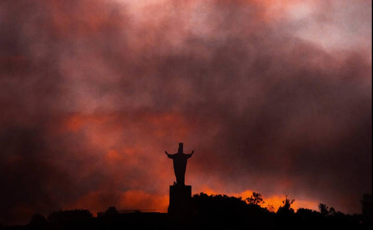 Atardecer en Oviedo este lunes.