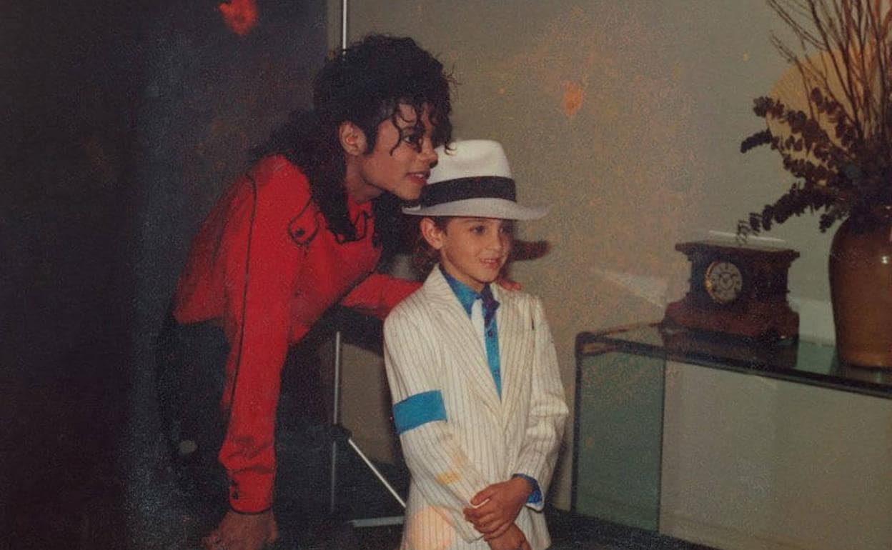 Michael Jackson pose junto a un joven seguidor en su rancho de Neverland.