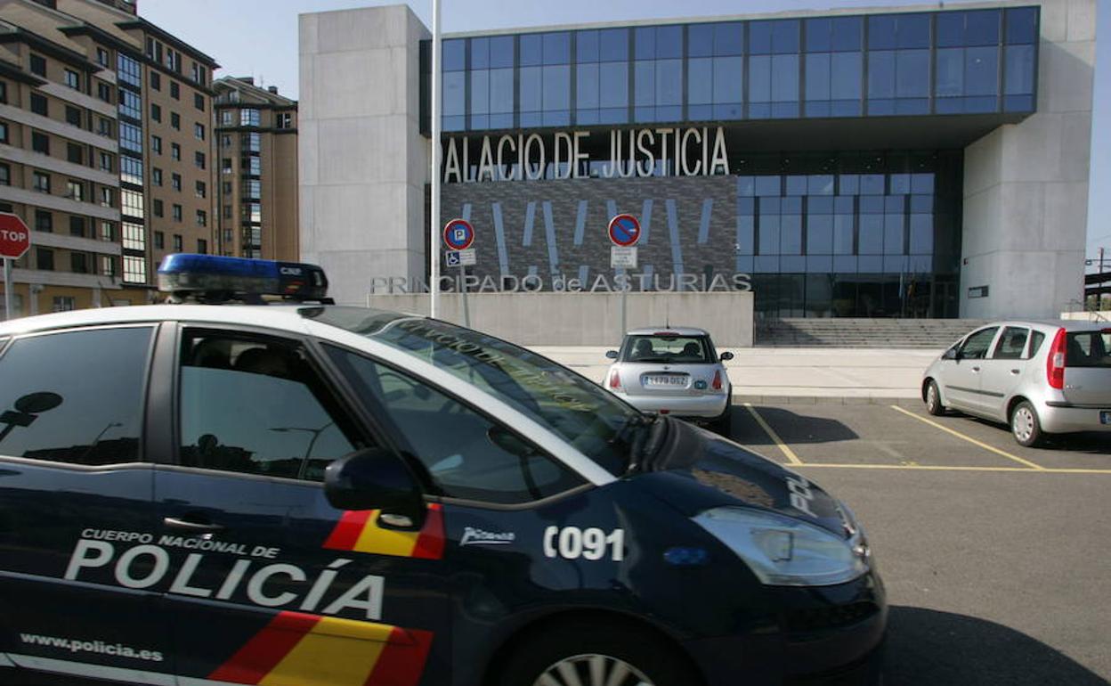 Un joven herido, arrestado en el Hospital de Jove por robar el móvil a la médica que le atendió en un centro de salud de Gijón