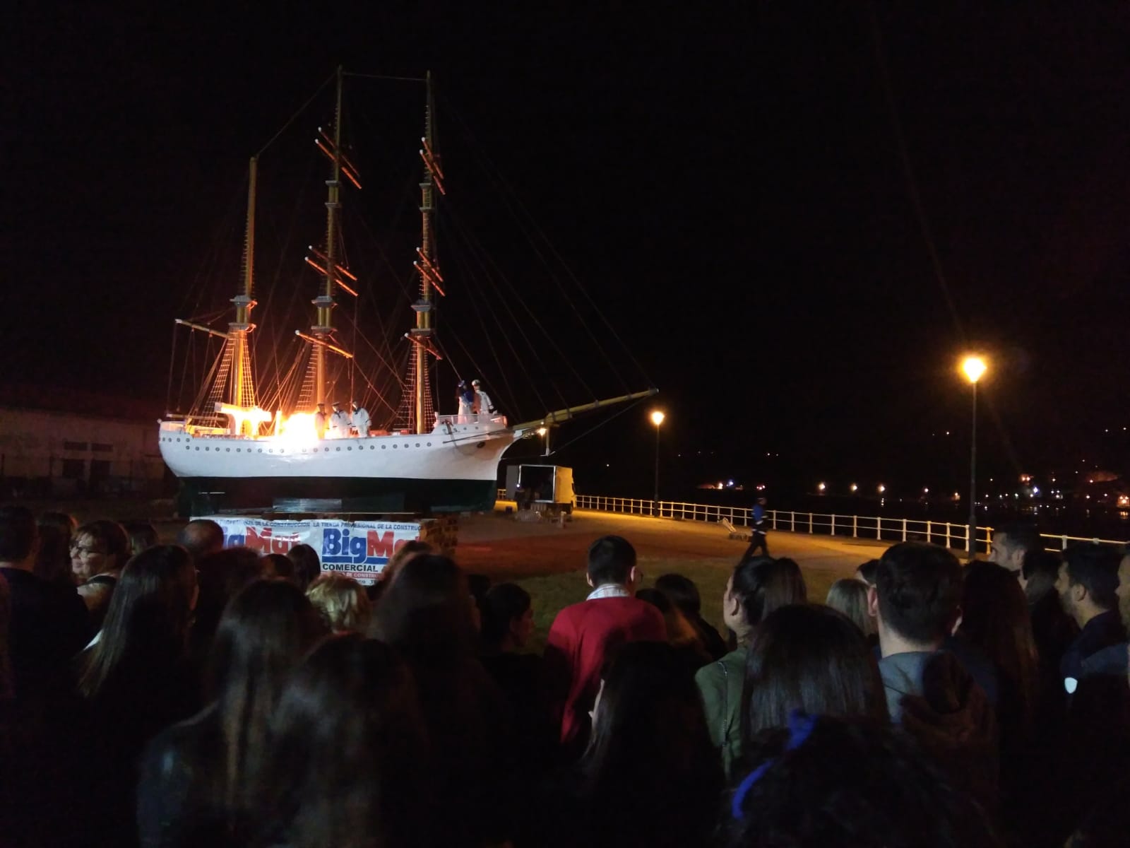 En San Juan de la Arena, queman un barco como reza la tradición. 