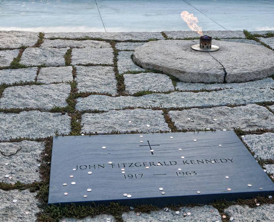 Cementario de Arlington (Washington) | Aunque no ha sido escenario de ninguna tragedia, en este camposanto están enterrados miles de militares fallecidos en distintas guerras, además de estar la tumba de John F. Kennedy. Permanece abierto las 24 horas del día.