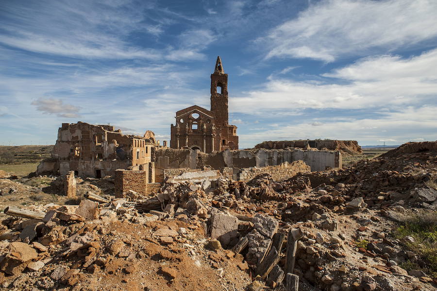 Belchite (Zaragoza) | Fue escenario de una batalla en la Guerra Civil española. dejando como resultado más de 5.000 muertos y un pueblo arrasado. Al terminar la guerra el régimen franquista levantó un nuevo municipio justo a lado, llamándolo Belchite Nuevo. En la actualidad, además de las ruinas, son muchos los curiosos que se acercan hasta aquí para realizar sesiones de espiritismo.