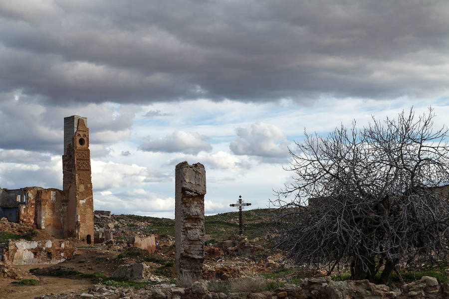 Belchite (Zaragoza) | Fue escenario de una batalla en la Guerra Civil española. dejando como resultado más de 5.000 muertos y un pueblo arrasado. Al terminar la guerra el régimen franquista levantó un nuevo municipio justo a lado, llamándolo Belchite Nuevo. En la actualidad, además de las ruinas, son muchos los curiosos que se acercan hasta aquí para realizar sesiones de espiritismo.