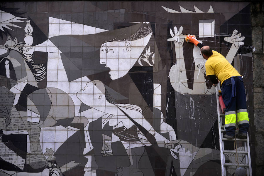 Guernica (Vizcaya) | La localidad vasca fue bombardeada durante la Guerra Civil, inspirando dichos ataques a Picasso, convirtiendo al 'Guernica' en su obra más popular. Hoy en día es un punto de parada para aquellos amantes de la historia más reciente de España.