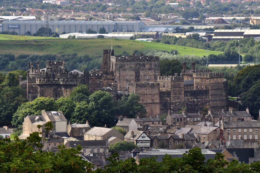 Castillo de Lancaster (Inglaterra) | Esta construcción está considerada como una de las más horrorosas de Inglaterra, y anualmente miles de personas se acercan hasta el Parque Nacional de Lake District para comprobar in situ sus espeluznantes mazmorras. Fue un lugar esencial en el comercio de esclavos y también fue conocida por la caza de brujas y herejes a la Corona británica. Se estima que en sus torres murieron asesinadas más de 1.600 personas.