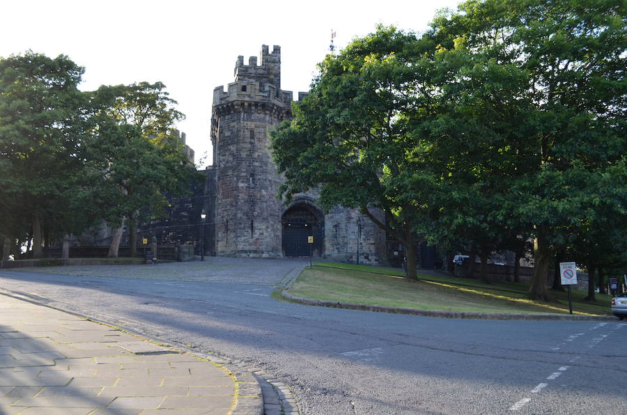 Castillo de Lancaster (Inglaterra) | Esta construcción está considerada como una de las más horrorosas de Inglaterra, y anualmente miles de personas se acercan hasta el Parque Nacional de Lake District para comprobar in situ sus espeluznantes mazmorras. Fue un lugar esencial en el comercio de esclavos y también fue conocida por la caza de brujas y herejes a la Corona británica. Se estima que en sus torres murieron asesinadas más de 1.600 personas.