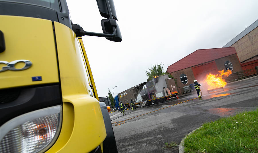 El Polígono de Silvota acogió esta mañana un simulacro de incendio, en donde estuvieron presentes miembros de Bomberos de Asturias, Guardia Civil, Policía Local y Protección Civil. Este acto se encuadra dentro de la presentación de una aplicación informática que tiene el propósito de mejorar la seguridad en los polígonos.