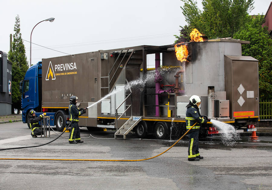 El Polígono de Silvota acogió esta mañana un simulacro de incendio, en donde estuvieron presentes miembros de Bomberos de Asturias, Guardia Civil, Policía Local y Protección Civil. Este acto se encuadra dentro de la presentación de una aplicación informática que tiene el propósito de mejorar la seguridad en los polígonos.