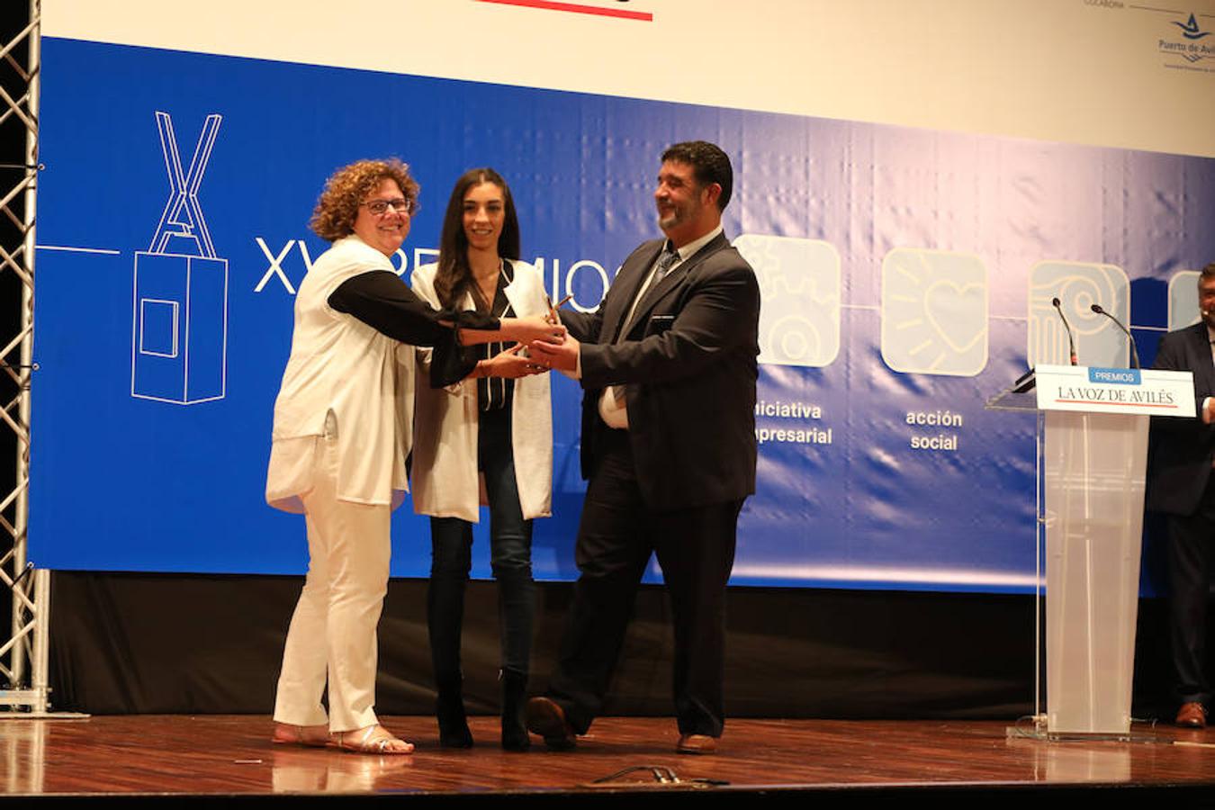 Yolanda de Luis, jefa de Local en LA VOZ DE AVILÉS, entrega el premio a Fundación Secretariaod General Gitano que recogen Alejandro Jiménez Jiménez y Olga Heredia Montoya.