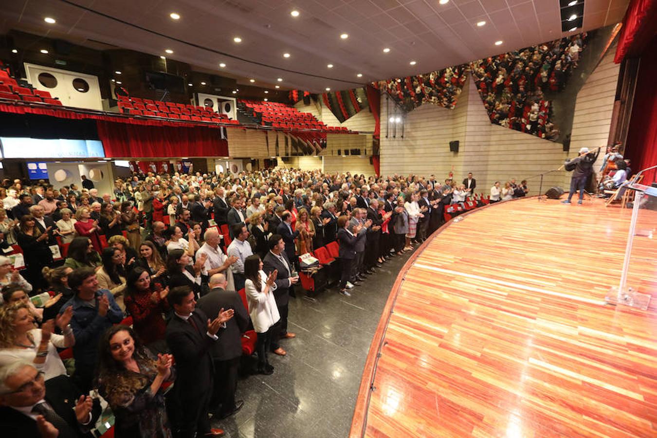 El público aplaude durante la Gala que se celebró en el Auditorio de la Casa Municipal de Cultura.