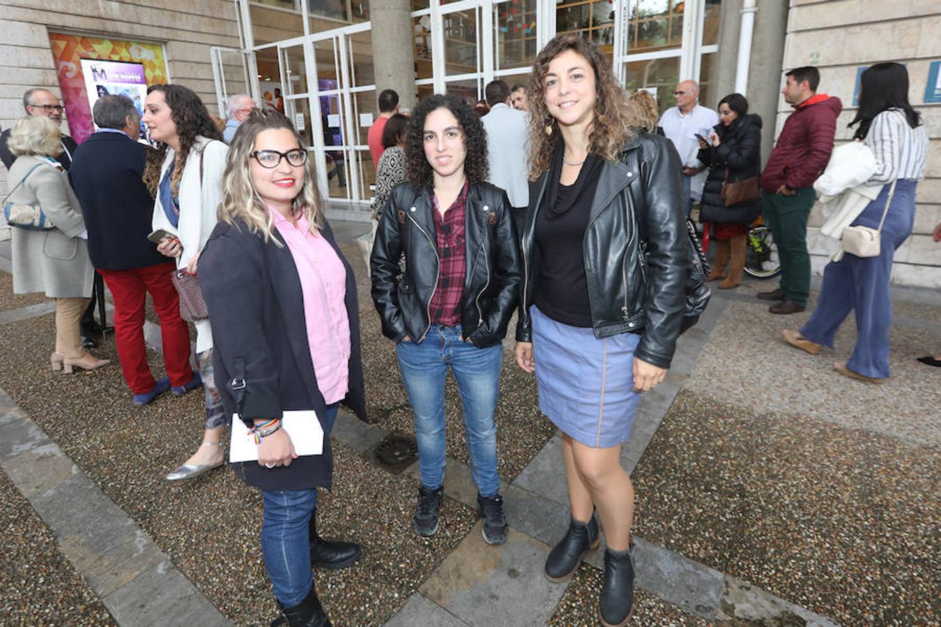 Sara Retuerto, Llarina González Moreno y Tania González Peñas, la representación de Cambia Avilés en los premios.