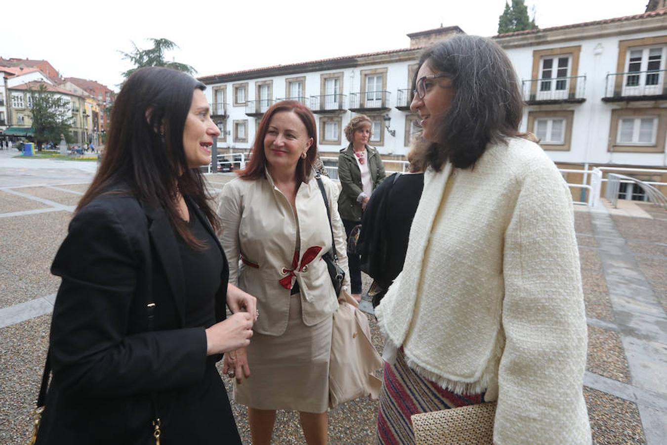 Yasmina Triguero, alcaldesa de Castrillón, conversa con Ruth Arias, jefa de redacción de LA VOZ DE AVILÉS, ante Flores López, que este año se jubiló como secretaría de alcaldía en el Ayuntamiento de Castrillón.