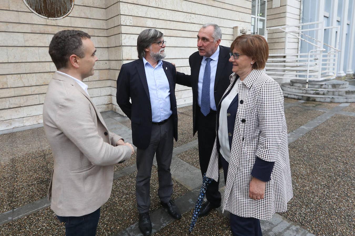 Iván Fernández conversa con Alberto Tirador, alcalde de Illas, Benigno Fernández Fano, consejero de Infraestructuras, Medio Ambiente y Ordenación del Terrritorio, y Pilar Valera, consejera de Servicios y Derechos Sociales. 