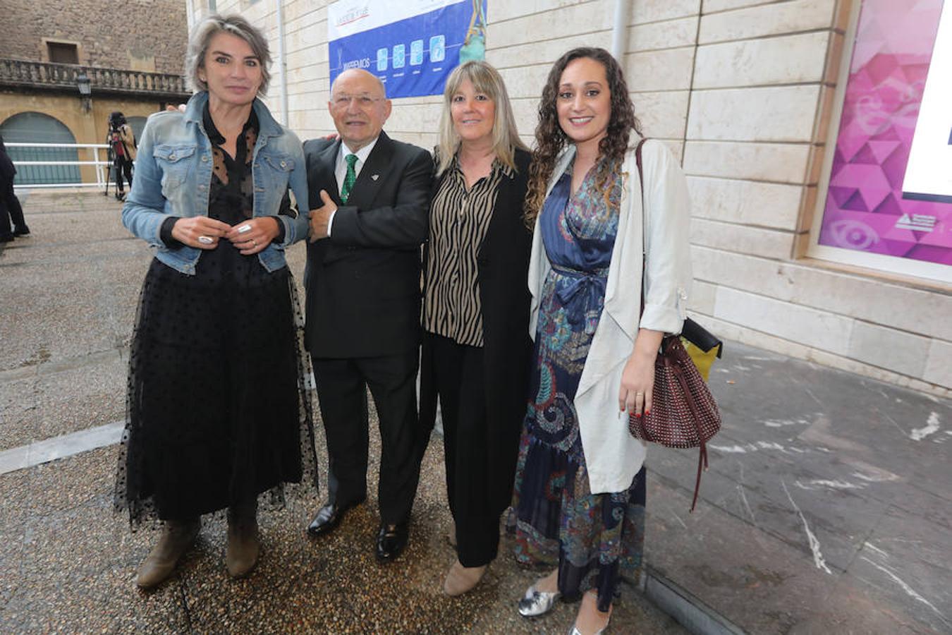 Mercedes de Soignie, coordinadora del Aula de Cultura de LA VOZ, Luis Rodríguez, presidente del patronato de la Escuela de Artes y Oficios, Carmen Pérez y Alba García, antes de la entrega.