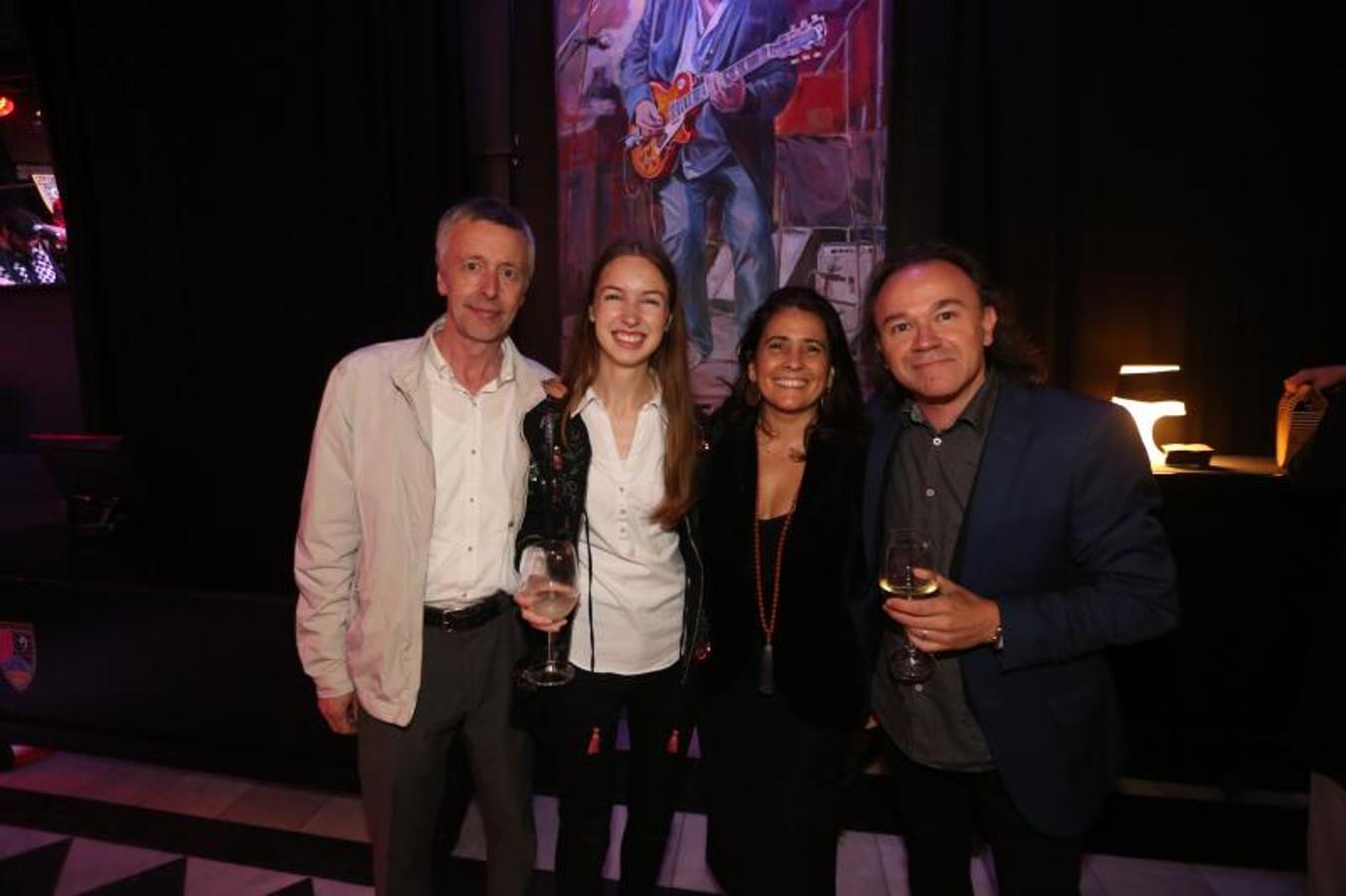 Rubén Menéndez y Esther Menéndez, invitados por Alba García, junto con Fabiana Garrido y el promotor Béznar Arias. 