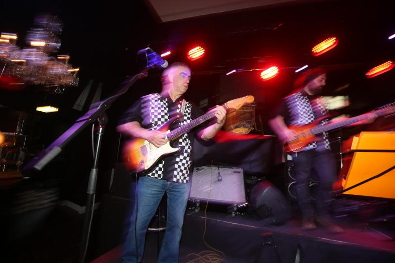 La Banda Santa Cecilia Club se encargó de animar la fiesta: Manolo Egocheaga, guitarra, segunda guitarra Quique Luisquiños, bajo Pedro Luis Álvarez y Miguel Herrero en la batería.