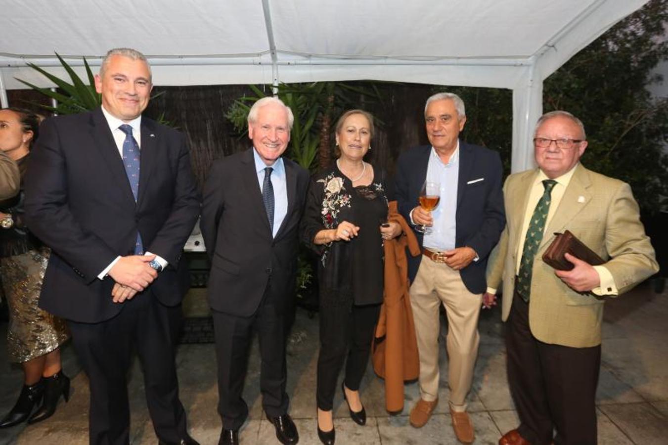 José María Jordán, de Abanca, Marino Soria, presidente de la Sociedad Filarmónica de Avilés, Begoña González Mier, madre de Alejandro Díaz González, presidente del Grupo Baldajos, Emilio Granda, del Grupo Daniel Alonso, y Manolo González, presidente del Casino de Avilés. 